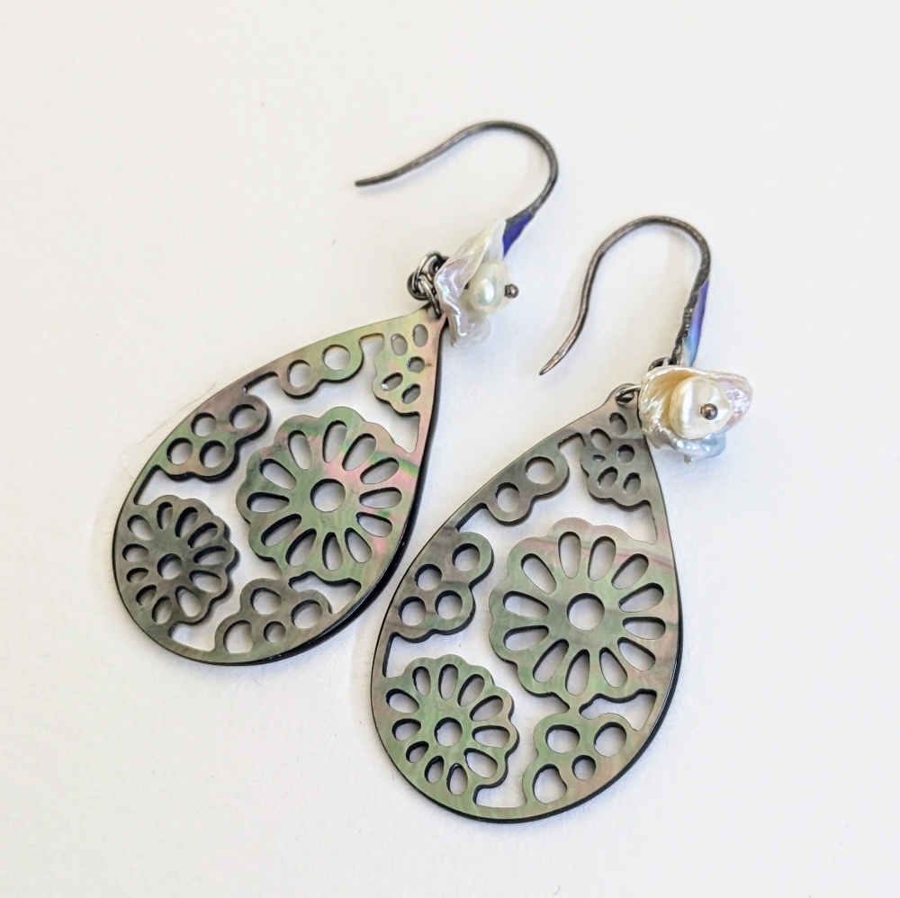Elegance Mother of pearl Earrings, Intricate Filigree, Black Teardrop dangle